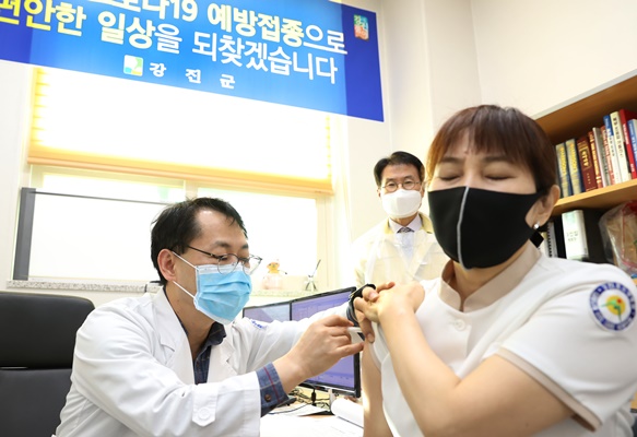 26일 오전 강진효요양병원 관계자가 백신 접종을 받고 있다. (사진=강진군 제공)