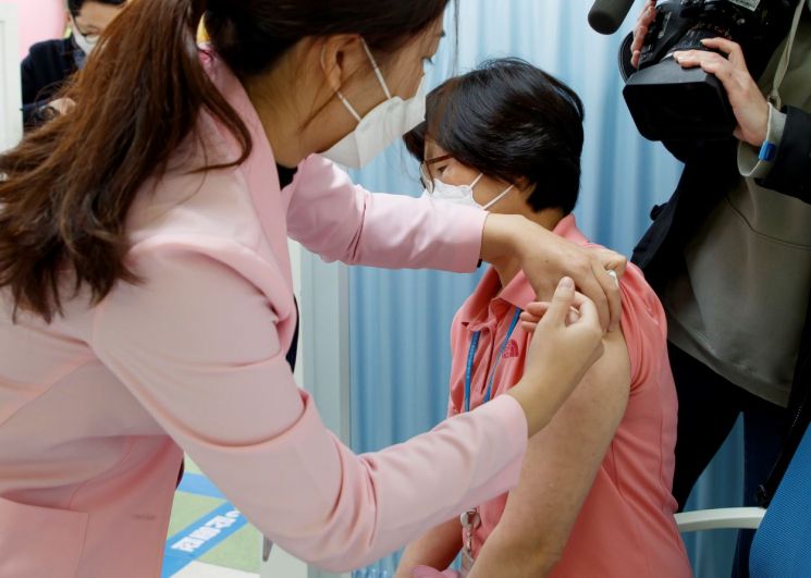 일상으로 복귀 ‘첫 스타트’... 마포구 백신 1호 접종 