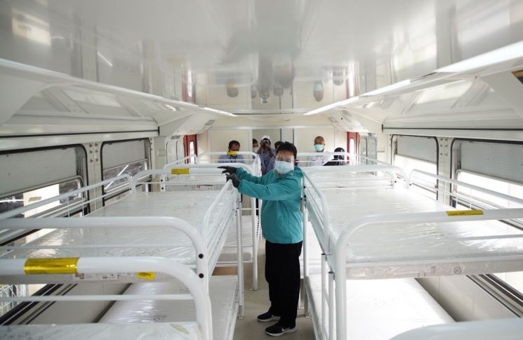 인도네시아 동부 자바의 소도시 마디운의 마이디 시장이 1월22일(현지시간) 신종 코로나바이러스 감염증(코로나19) 응급병원으로 동원된 열차 안을 둘러보고 있다. [이미지출처=연합뉴스]