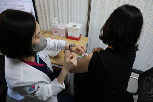 [포토] 중앙예방접종센터 화이자 백신 접종 시작