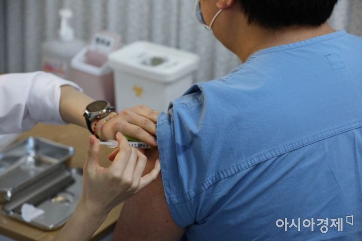 27일 오전 서울시 중구 을지로 국립중앙의료원 중앙예방접종센터에서 의료원 의료진이 화이자 백신을 접종 받고 있다. /사진공동취재단