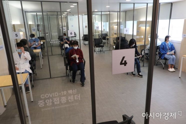 27일 오전 서울시 중구 을지로 국립중앙의료원 중앙예방접종센터에서 코로나19 화이자 백신을 맞은 코로나19 의료진들이 관찰실에서 대기하고 있다./사진공동취재단