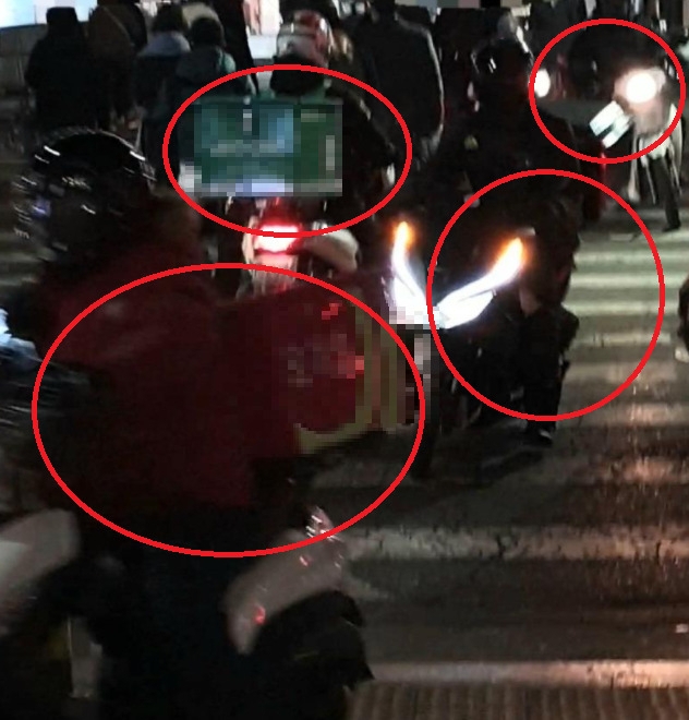 횡단보도 인파 사이로 오토바이 4대가 지나가는 장면. 사진 = 보배드림 캡처