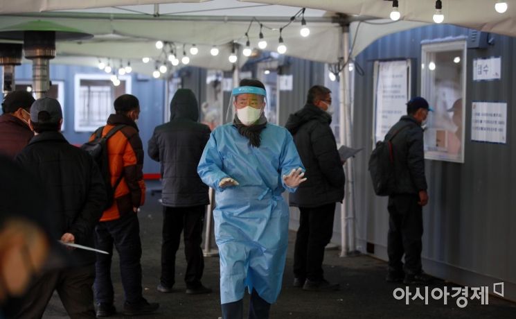 국내 코로나19 '3차 대유행'이 지속하는 가운데 28일 서울 중구 서울역 임시선별검사소에서 의료진이 분주하게 움직이고 있다. 이날 0시 기준 신규 확진자 수는 356명으로 집계됐다./김현민 기자 kimhyun81@