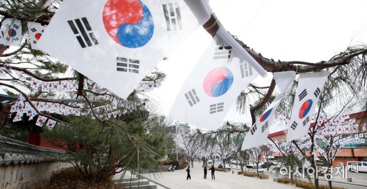 [포토] 3.1절 앞두고 조성된 태극기 거리