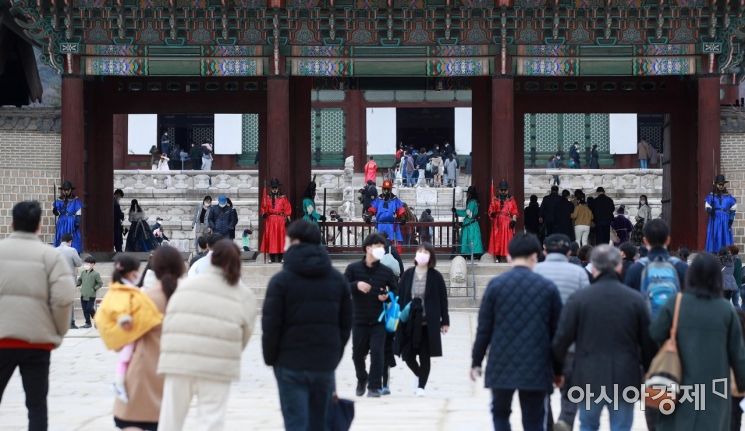 포근한 봄날씨를 보인 28일 서울 경복궁을 찾은 가족 단위 시민들이 나들이를 즐기고 있다./김현민 기자 kimhyun81@
