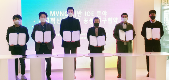 가상이동통신망사업자(MVNO) 6개사가 지난 26일 ‘알뜰폰 서비스 활성화를 위한 신규 가치 발굴 및 산업 발전을 위한 정책 연구 협약(MOU)’을 체결했다. 왼쪽부터 조용민 미디어로그 담당, 전승배 KT M 모바일 본부장, 이세연 스테이지파이브 실장, 김광주 SK텔링크 본부장, 백민협 세종텔레콤 이사, 오인환 스마텔 이사가 협약식에서 기념촬영을 하고 있는 모습. 사진=스테이지파이브