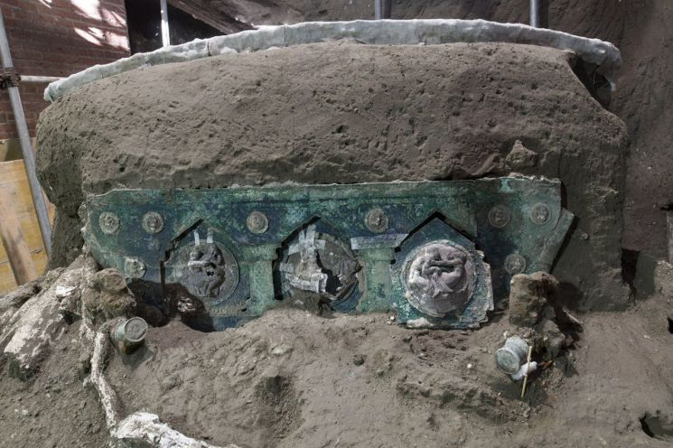 “Erotic decoration as it is”…  Pompeii unveiled, discovers wagon in intact state