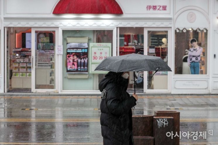 봄비가 내리고 있는 1일 서울 서대문구 연세로에서 시민들이 우산을 쓰고 발걸음을 옮기고 있다./강진형 기자aymsdream@