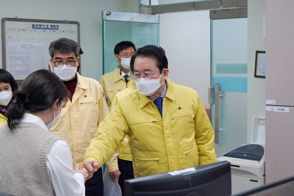 김종식 목포시장이 보건소를 찾아 직원들을 격려하고 있다. (사진=목포시 제공)