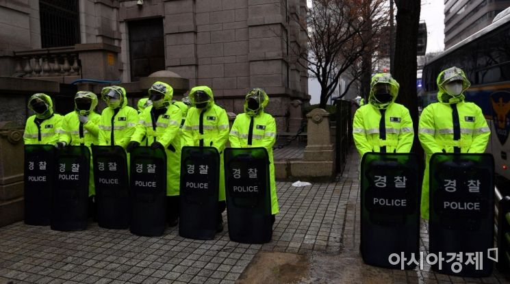 도심 곳곳에서 보수단체들의 집회가 예정된 1일 서울 중구 남대문로에서 경찰병력이 경계근무를 서고 있다./강진형 기자aymsdream@