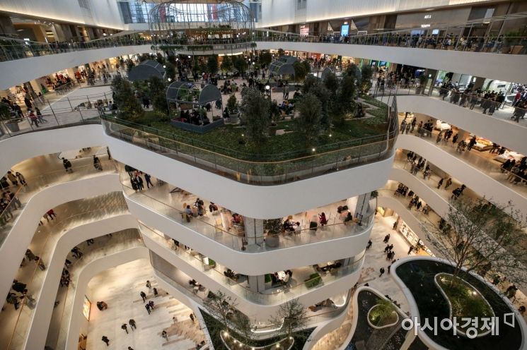 [포토]쇼핑객들로 붐비는 더 현대 서울