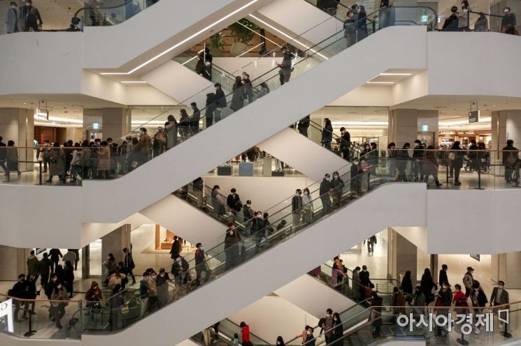 연휴 마지막날인 1일 서울 여의도 더 현대 서울을 찾은 시민들이 쇼핑을 즐기고 있다./강진형 기자aymsdream@