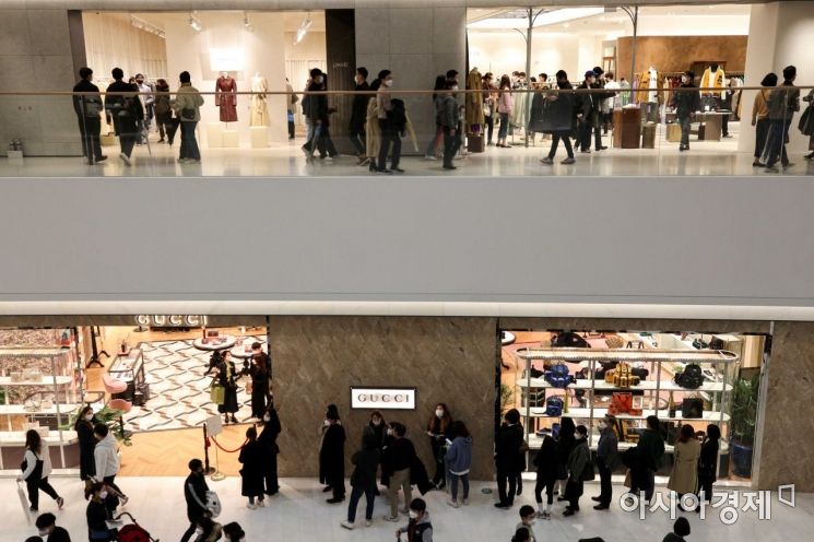 연휴 마지막날인 1일 서울 여의도 더 현대 서울을 찾은 시민들이 쇼핑을 즐기고 있다./강진형 기자aymsdream@
