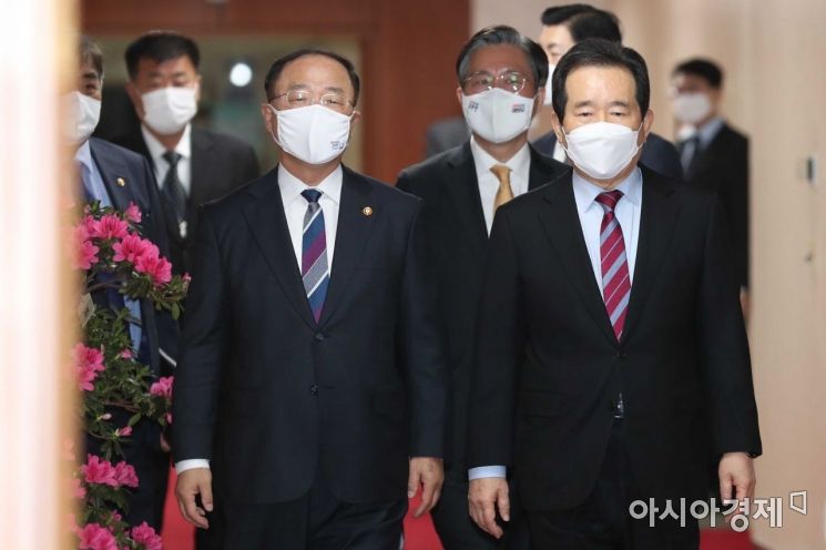 [포토]국무회의 참석하는 정세균·홍남기 