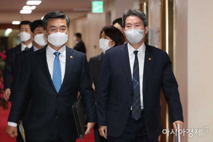 [포토]국무회의 참석하는 이인영·서욱 