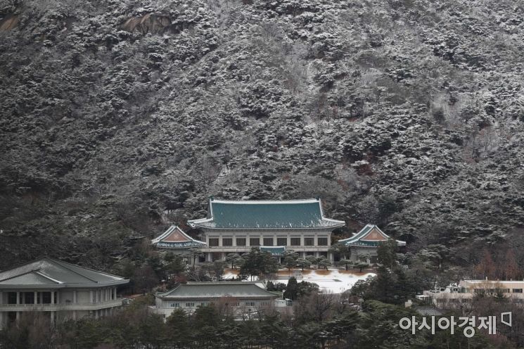 [포토]3월 눈 덮인 청와대와 북악산 