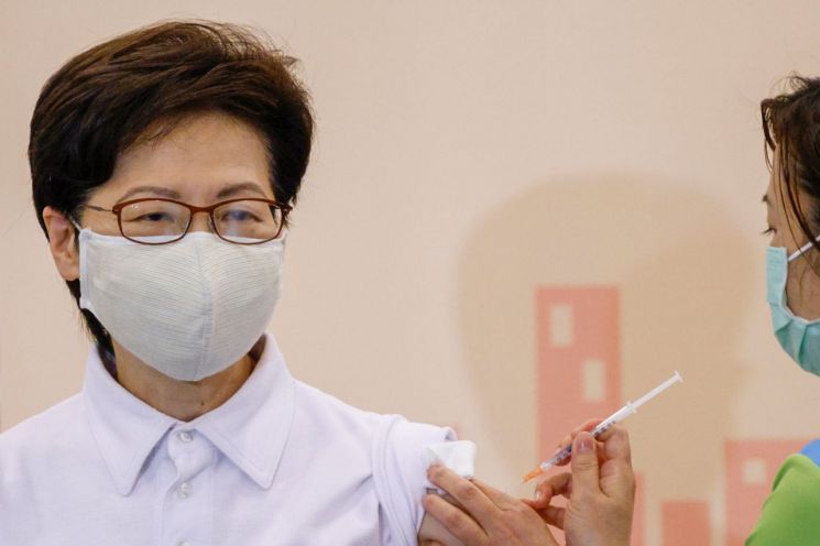 홍콩, 화이자 백신접종 예약 시작...시노백 불신 확산 