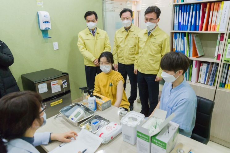 [포토]채현일 영등포구청장, 코로나19 백신 예방접종 현장 살펴