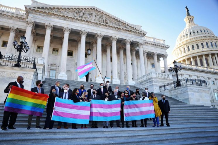 미국 연방의회에서 2년 만에 재추진되는 성 소수자(LGBTQ) 권리 확대 법안, 일명 '평등법'(Equality Act)이 연방하원을 통과한 지난달 25일(현지시간) 워싱턴DC 연방의회 의사당 앞에서 민주당 소속 하원의원들이 LGBTQㆍ트랜스젠더 프라이드 깃발을 들고 기념촬영을 하고 있다. [이미지출처=연합뉴스]