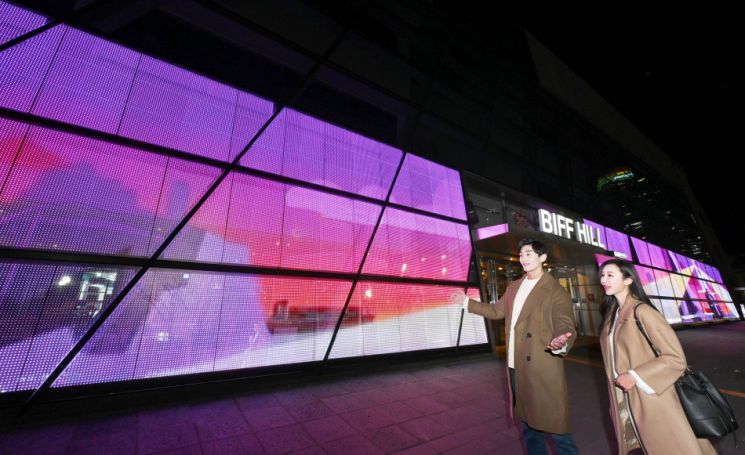 "밤이 되면 스크린으로"…LG전자, 부산 영화의전당 유리벽에 투명 LED 부착