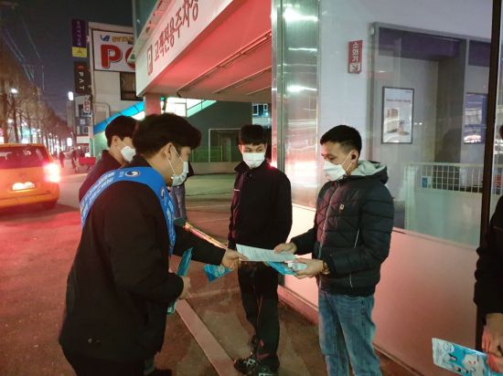 광주출입국·외국인사무소, 새벽 인력시장 코로나 예방 계도 활동