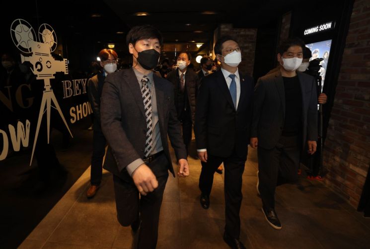 [초동시각]극장 정상화 '산 넘어 산'