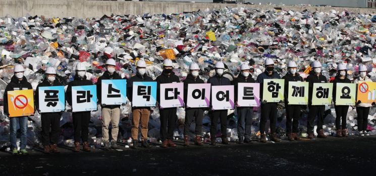 "대책 안 보여" 코로나에 고삐 풀린 배달용 1회용품…'쓰레기 대란' 올까