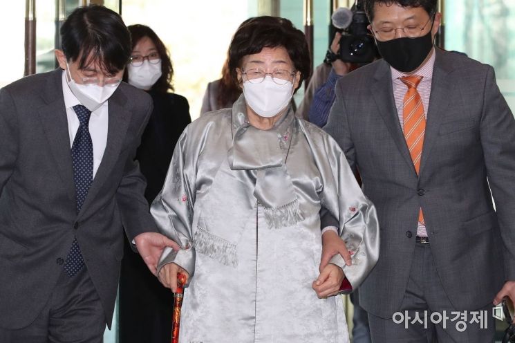 일본군 위안부 피해자 이용수 할머니가 3일 서울 종로구 외교부 청사에서 정의용 장관과 면담을 하기 위해 이동하고 있다. /문호남 기자 munonam@