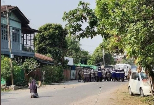 [종합] "차라리 날 쏘세요"…맨몸으로 무장 경찰 막은 미얀마 수녀