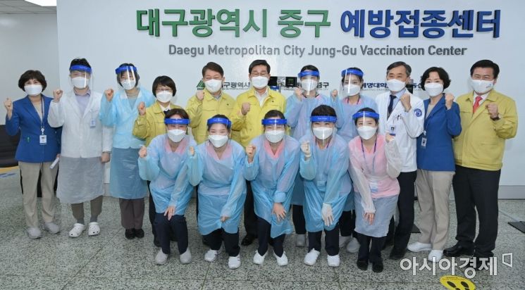 전해철 행안부 장관, 대구 백신접종센터 방문 … 영남권 화이자 백신 첫 접종