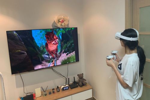 지난 4일 미러링을 통해 TV에 화면을 띄운 모습. VR 기기 '오큘러스 퀘스트2'를 착용하면 이 같은 화면이 360도 3D 영상으로 구현된다.