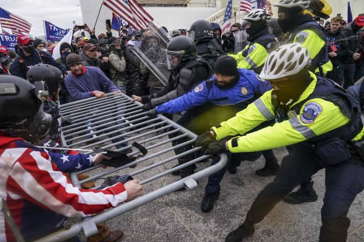 美 경찰, "의사당 난입 폭도들, 내달 4일 의사당 재습격 모의" 