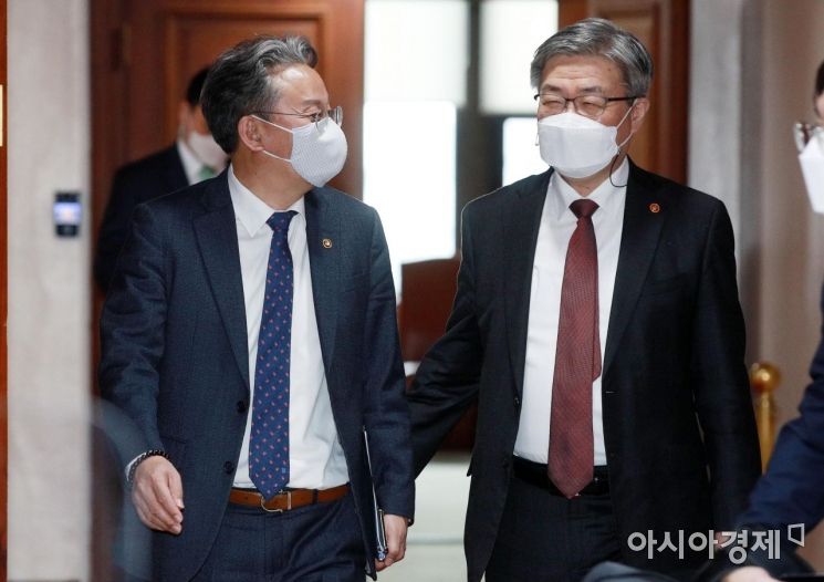 [포토] 국정현안점검회의 참석하는 이재갑-손명수