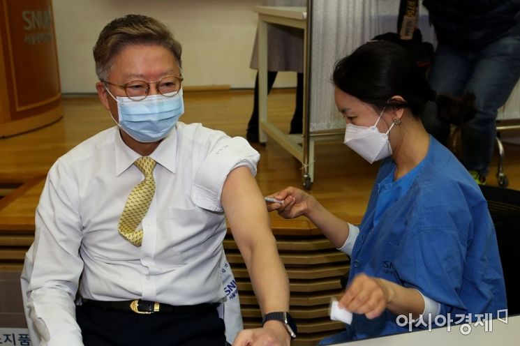 예방접종전문위 "AZ 백신 접종 지속" 권고… 23일 65세 이상 접종 시작