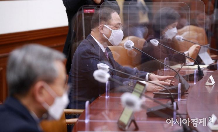 [포토] 국정현안점검회의 참석한 홍남기 부총리