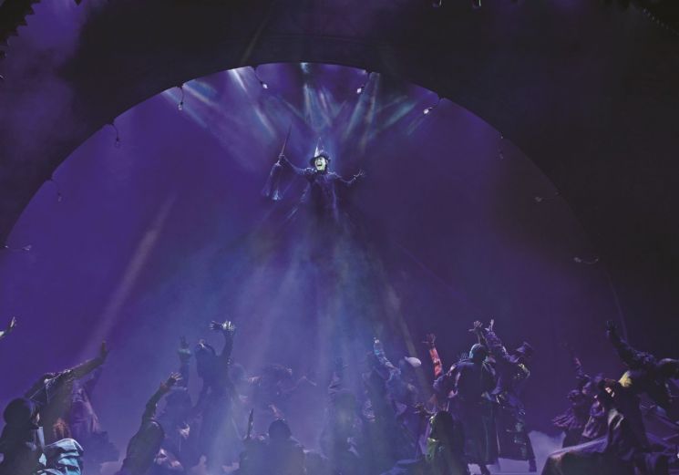 뮤지컬 '위키드'에서 엘파바(옥주현)가 'Defying Gravity(중력을 벗어나)'를 열창하는 모습.