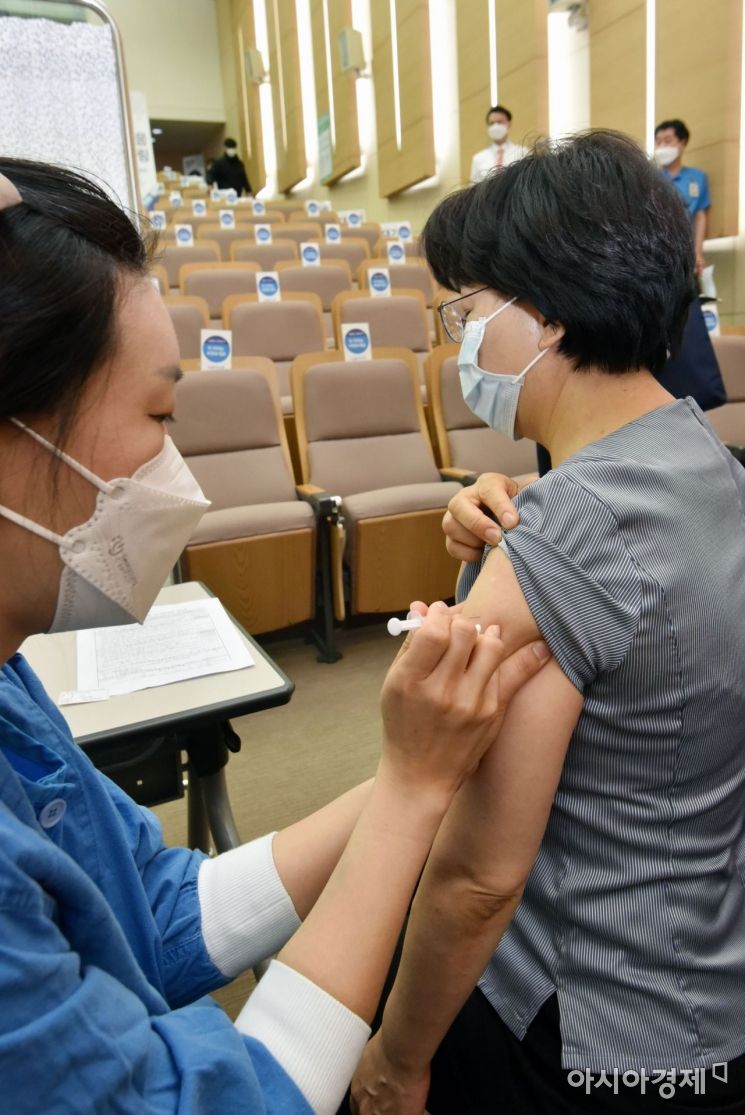 [포토]서울대병원 아스트라제네카 백신 접종 