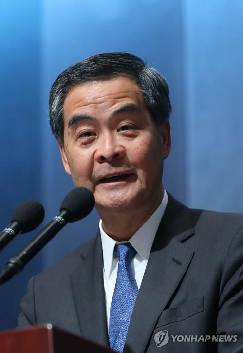 '친중' 홍콩 전 행정장관, 차기 선거 출마 시사 