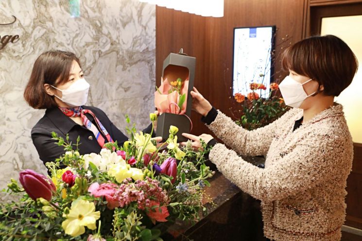 4일 서울 중구 롯데백화점 본점 MVG 라운지에서 직원들이 '플라워 페스티벌' 테마의 라운지 서비스를 홍보하고 있다.