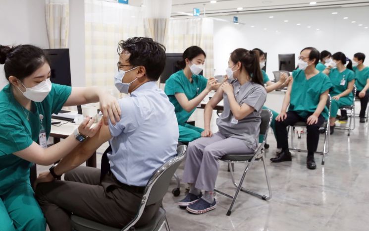 서울아산병원 아스트라제네카 백신 접종 시작…"환자 안전 지킬 것"