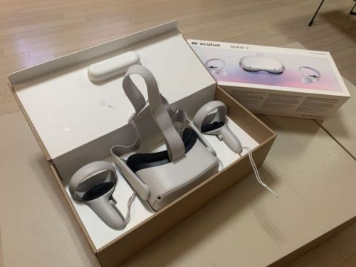 VR 헤드셋 '오큘러스 퀘스트2' 본품. 하드웨어 구성은 헤드셋과 조이스틱뿐이다.