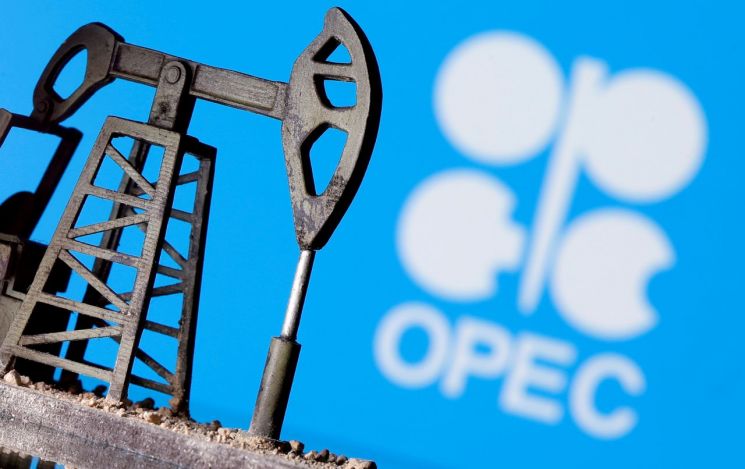 OPEC+ 갑작스런 산유량 동결에 국제유가 폭등...사우디가 주도(종합)