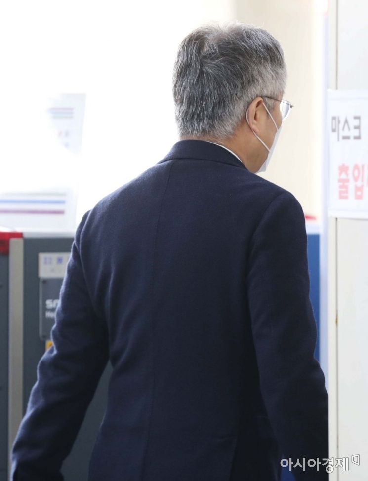 [포토]선거법 위반 첫 정식 재판 향하는 최강욱 대표 
