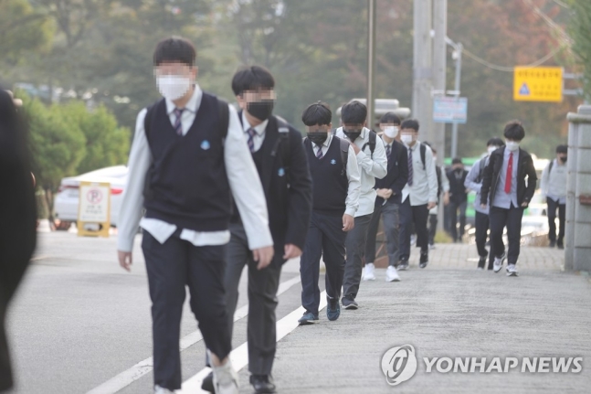 학생들이 일렬로 거리두기를 지키며 등교하는 모습. 사진은 기사와 직접적인 관련없음. 사진=연합뉴스