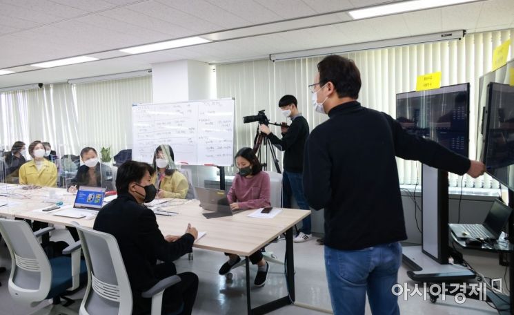유은혜 부총리 겸 교육부장관(왼쪽)이 서울 종로구 소재 EBS 비상기술상황실을 찾아 설명을 듣고 있다.