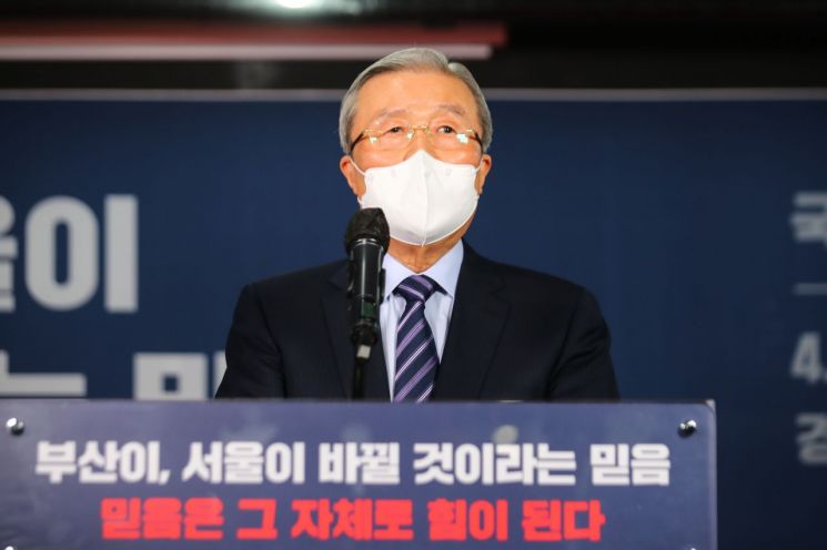 [종합] 윤석열 사퇴에 정치권 들썩…與 '비판' vs 野 '환영'