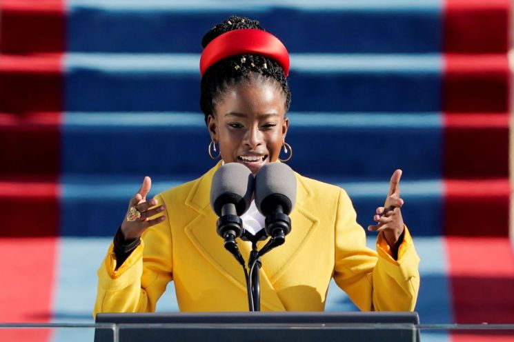 바이든 취임식에 나온 흑인 여성 시인 "경비원이 수상한 인물 취급" 