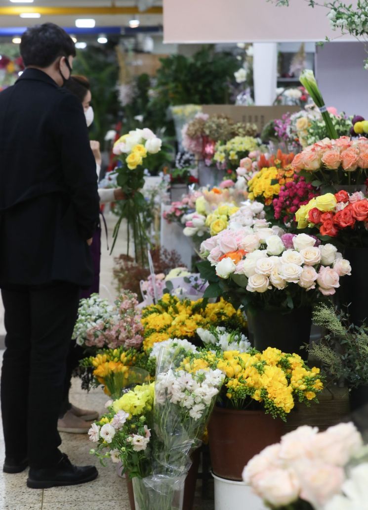 여당, 재난지원금에 화훼농가·전세버스 기사 등 추가지원 검토