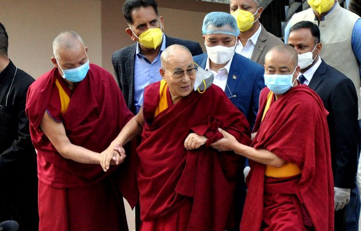 티베트의 정신적 지도자 달라이 라마 14세(86)가 6일 코로나19 백신 접종을 받고 병원을 나서고 있다. [이미지출처=EPA연합뉴스]
